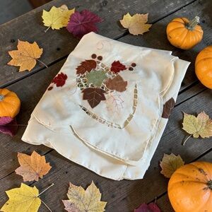 Vint Fall Thanksgiving Banquet Tablecloth Leaves Acorns Cut Out Scalloped Edges